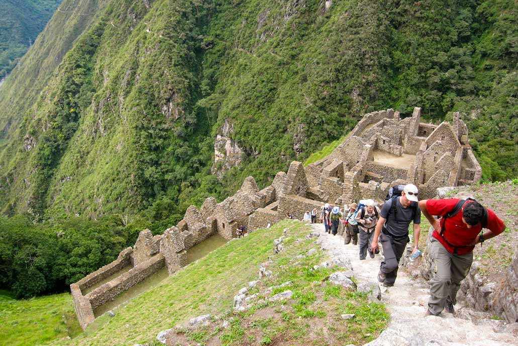 Turistas recorriendo el Camino Inca a Machu Picchu