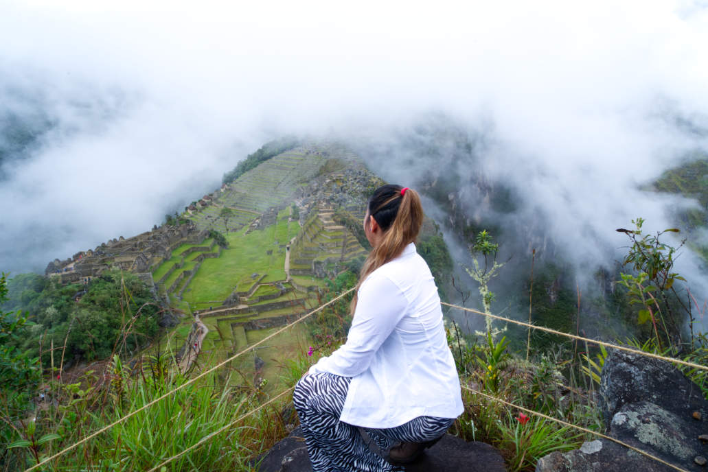 Cima de la Montaña Huchuy Picchu en un día nublado