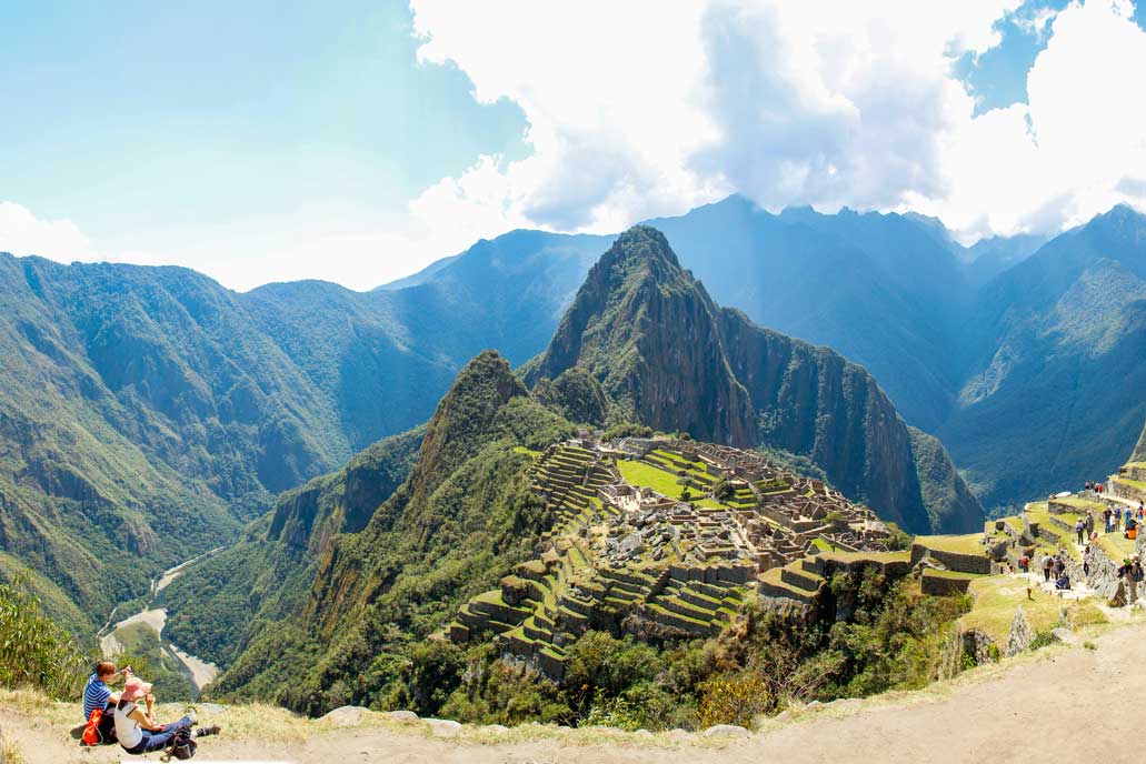 Observando las construcciones de Machu Picchu