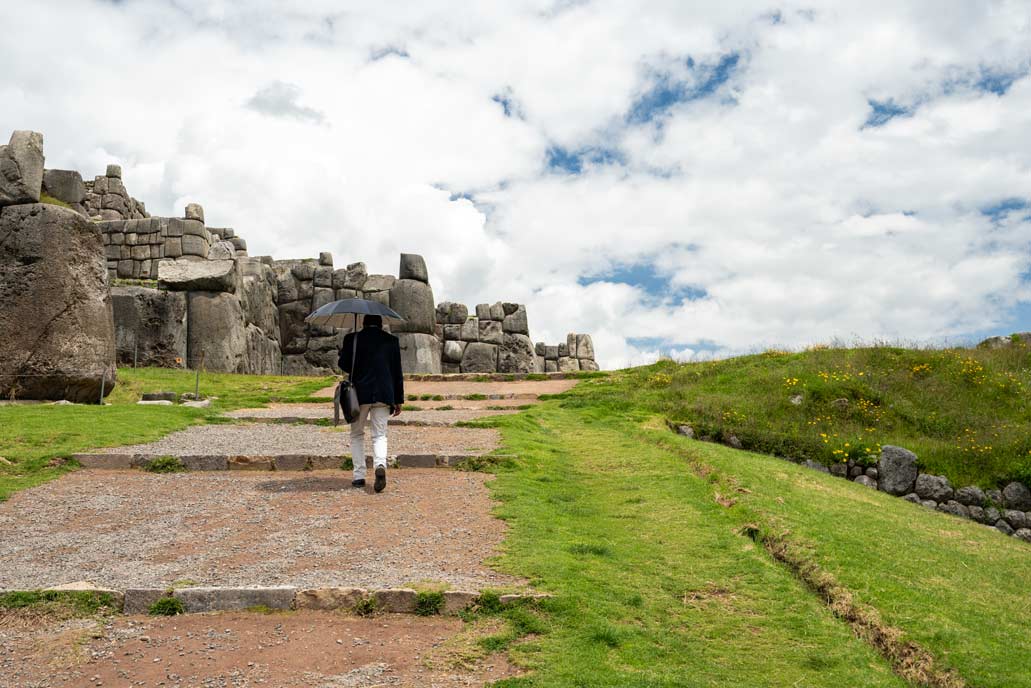 Visitante llegando a la fortaleza de Saqsayhuaman - Cusco