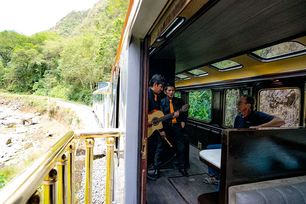 Show en vivo en el tren The First Class de Inca Rail