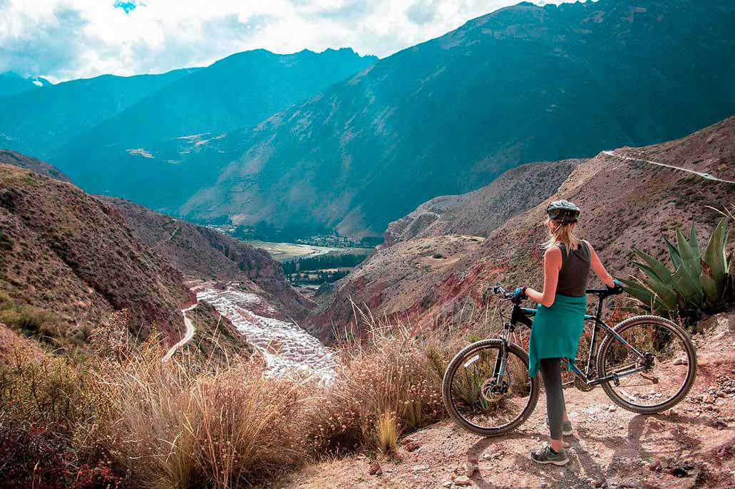 Turista visitando Maras en bicicleta